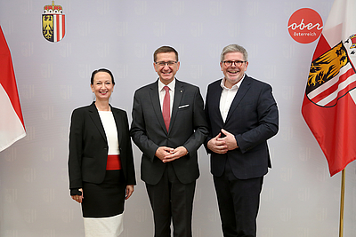 Wirtschafts- und Forschungs-Landesrat Markus Achleitner mit dem neuen Vorsitzenden des Rates für Forschung und Technologie Oberösterreich, Günther Schallmeiner (r.) und dessen Stellvertreterin Stefanie Lindstaedt (l.) © Land OÖ/Denise Stinglmayr